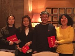 董事長(zhǎng)給優(yōu)秀員工頒發(fā)榮譽(yù)證書